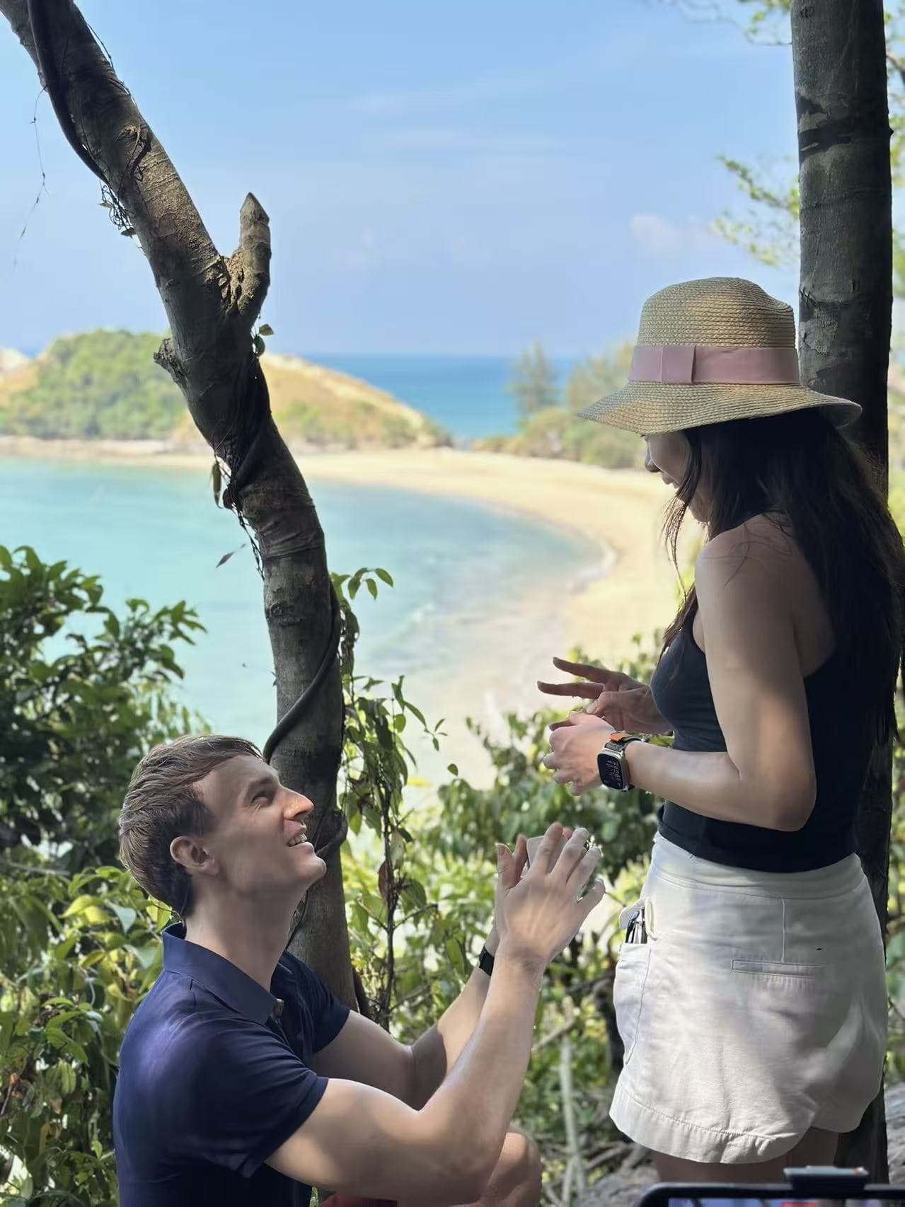 Eric proposing to Linyang on the beach